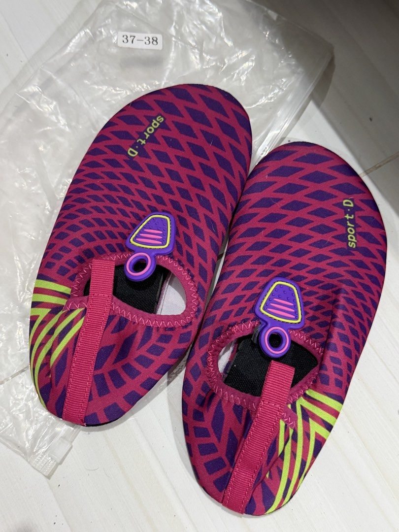 Aqua shoes (Unisex) (Category: Casual Shoes) located in Manila. Submitted by carlaleyyydonato (Listing ID 1460412684, Image 1). Description: Size 37 womens.