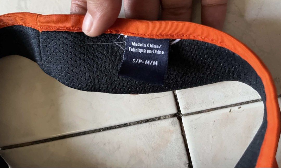 Arc'teryx Neutro Visor S/M (Category: Caps & Hats) located in Cagayan de Oro. Submitted by jonzda1 (Listing ID 1460363934, Image 3). Description: Arc’teryx Neutro Visor S/M - Color: Orange brim with black band - Size: S/P-M/M - Ideal for: Outdoor activities and sports - Features: Sun protection, lightweight, comfortable - Cut washtag but legit 100% - Running Cap.