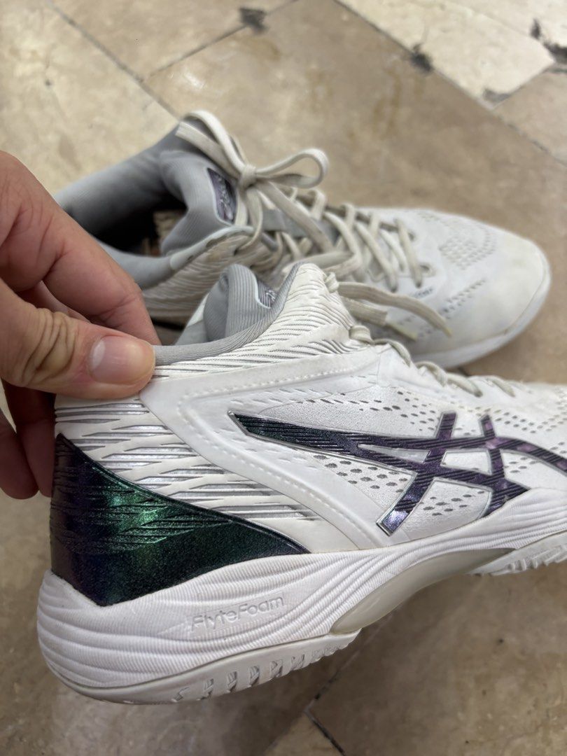 Asics Gelhoop V14 White Silver (Category: Sneakers) located in Pasig City. Submitted by bootsoftravel_ph (Listing ID 1460500921, Image 3). Description: Asics Gelhoop V14 White Silver used - Good FOR SALE Pair only FREE shipping!!! Issue: used Price ₱2,495 size: EU 42.5 / UK 8.5 / US 9.5 Guaranteed 100% Legit 💯 We ship nationwide 🚚.