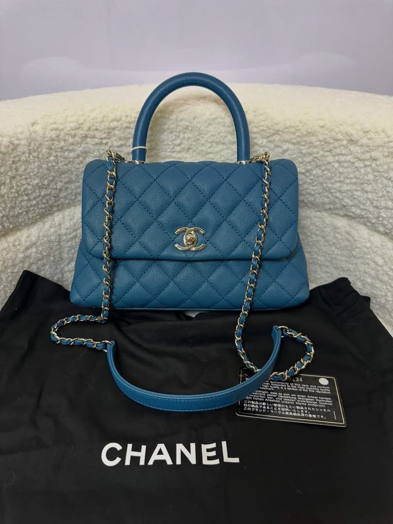 Authentic Chanel (Category: Luxury Apparel) located in Manila. Submitted by chloe_luxuries (Listing ID 1460457090, Image 1). Description: Guaranteed Original Chanel Coco Handle small tael color caviar gold hardware Series 31 Comes with dustbag Pm for more details.
