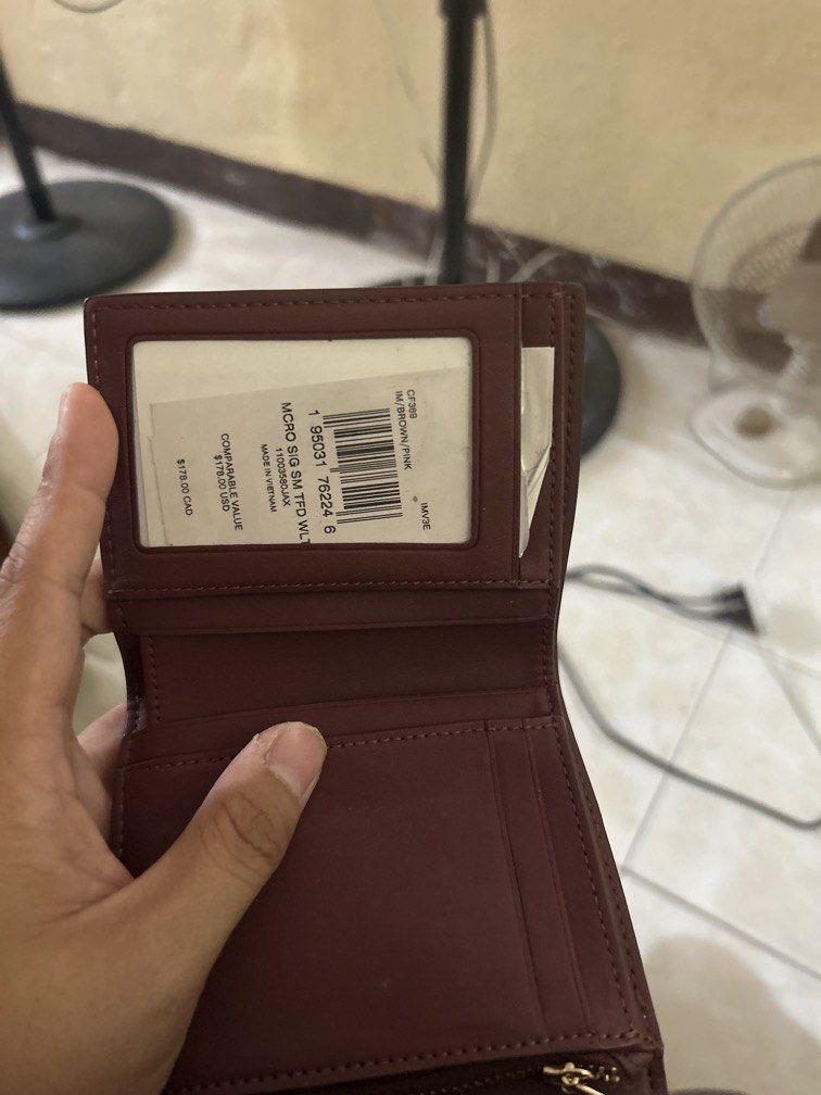 Authentic Coach Flip Wallet (Category: Wallets & Card holders) located in Cebu City. Submitted by karent3000 (Listing ID 1460468766, Image 2). Description: Barely used with tags Authentic.