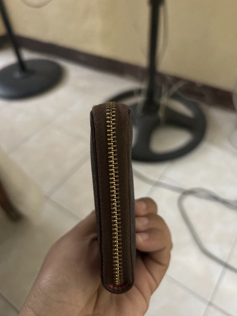 Authentic Coach Long Wallet (Category: Wallets & Card holders) located in Cebu City. Submitted by karent3000 (Listing ID 1460466996, Image 3). Description: Authentic Coach Long Wallet In good condition Needs cleaning .
