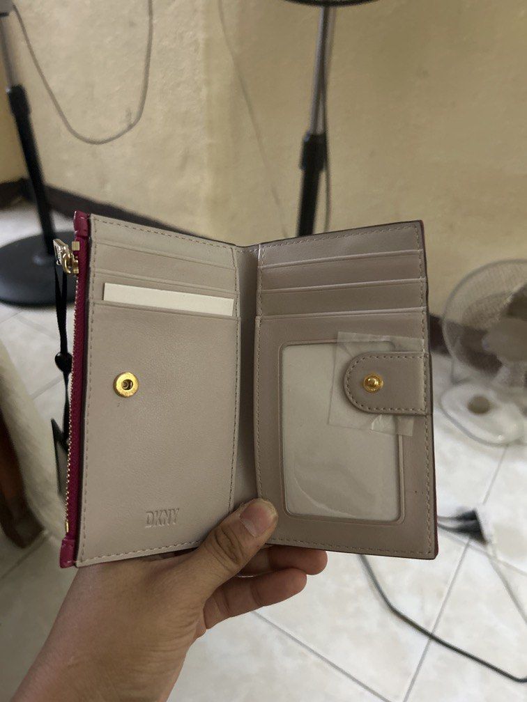 Authentic DKNY Wallet (Category: Wallets & Card holders) located in Cebu City. Submitted by karent3000 (Listing ID 1460467615, Image 3). Description: Authentic DKNY Wallet Never been used With tags.