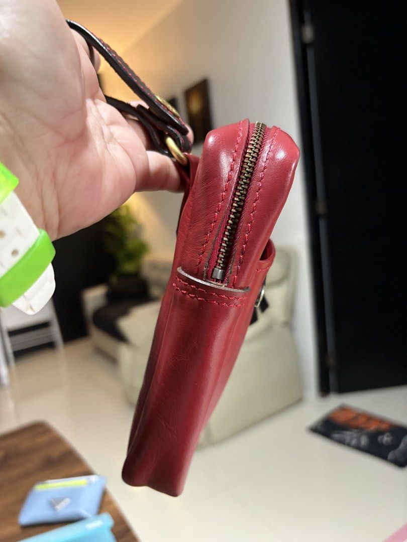 Authentic Feather Leather Pouch (Category: Purses & Pouches) located in San Mateo. Submitted by maki1982 (Listing ID 1460506093, Image 2). Description: 💯 Authentic Cowhide Leather Material Fits promax, with slip pockets No issues, no flaws 499+ sf .