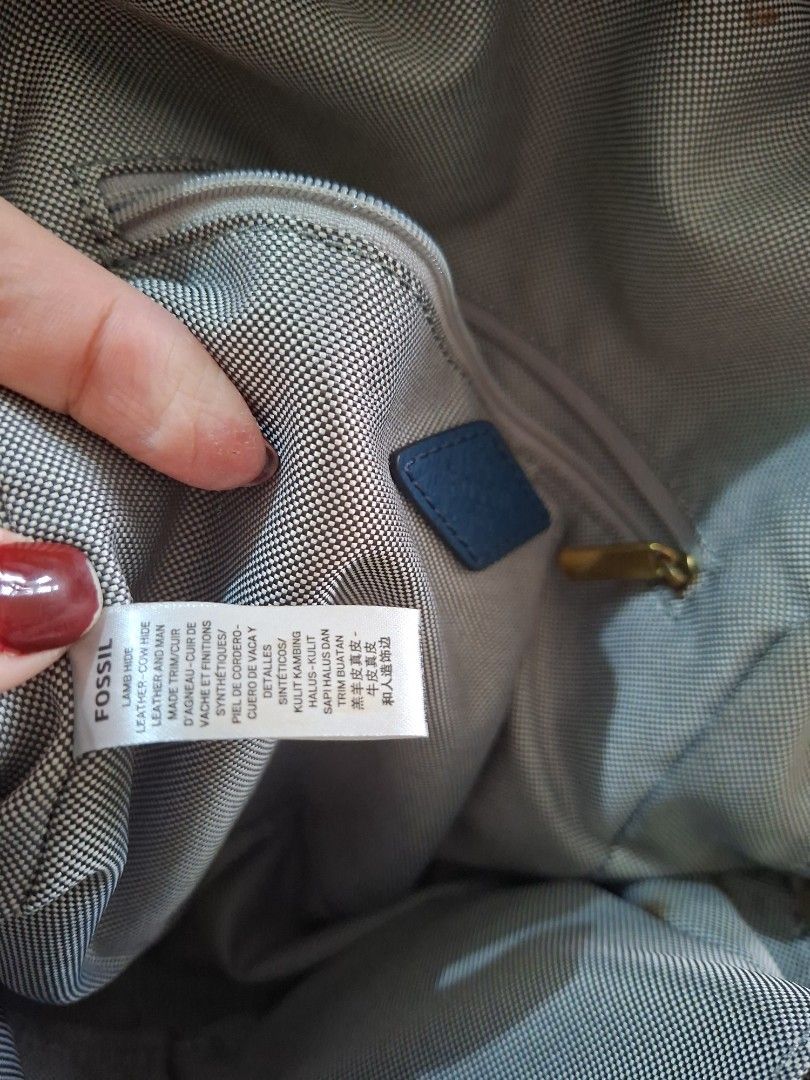 Authentic Fossil Bag (Category: Backpacks) located in Muntinlupa City. Submitted by madtan (Listing ID 1460317028, Image 3). Description: original price 8k with flaws Negotiable.
