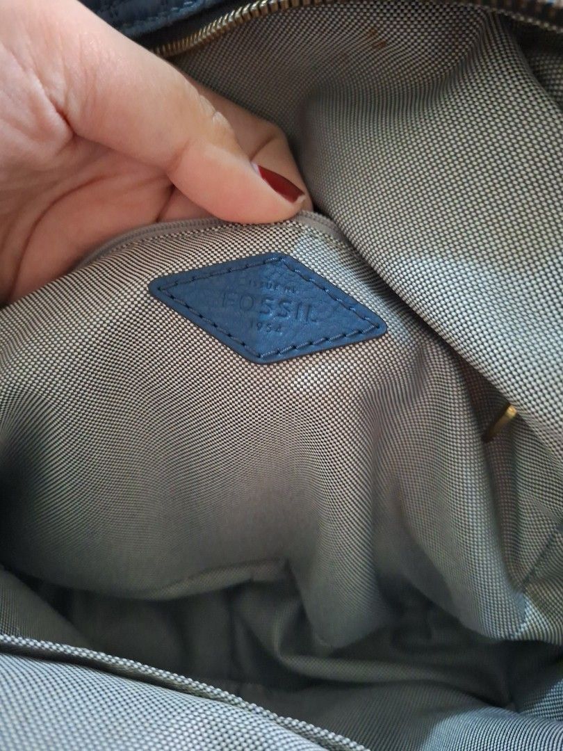 Authentic Fossil Bag (Category: Backpacks) located in Muntinlupa City. Submitted by madtan (Listing ID 1460317028, Image 2). Description: original price 8k with flaws Negotiable.