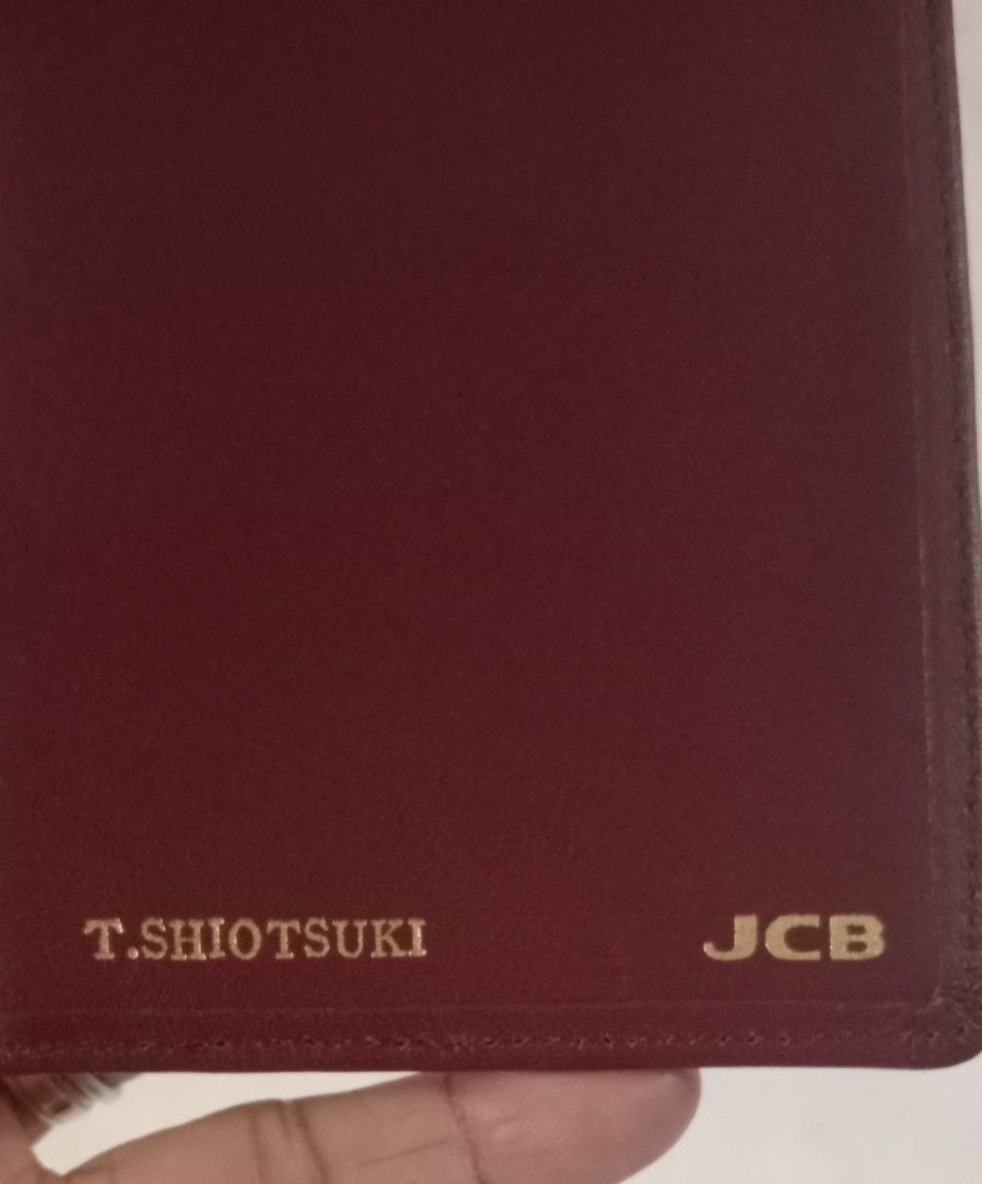 Authentic JCB x T. Shiotsuki Leather Long Wallet (Category: Wallets & Card holders) located in Tarlac. Submitted by faithfulfinds (Listing ID 1460335057, Image 2). Description: Authentic JCB x T. Shiotsuki Leather Long Wallet (Burgundy) Condition: Likenew Color: Deep Burgundy / Wine Red Materyal: Tunay na leather (Genuine Leather) Exclusive promotional/member long wallet mula sa JCB. May naka-engrave na pangalang "T.SHIOTSUKI" sa gilid. Napakakin