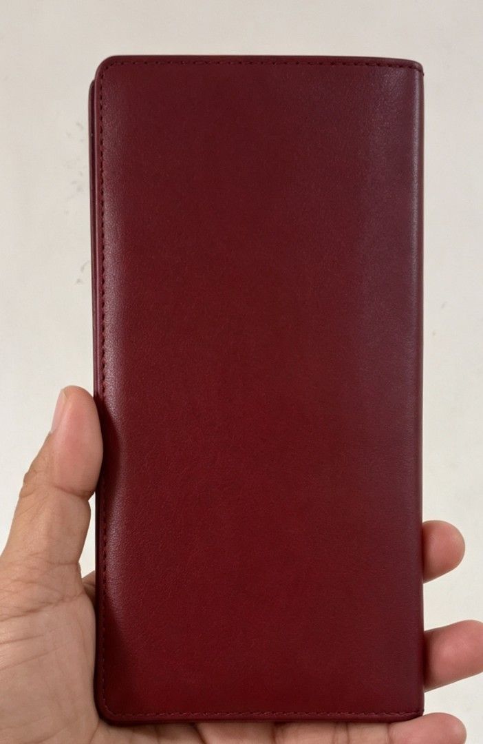 Authentic JCB x T. Shiotsuki Leather Long Wallet (Category: Wallets & Card holders) located in Tarlac. Submitted by faithfulfinds (Listing ID 1460335057, Image 1). Description: Authentic JCB x T. Shiotsuki Leather Long Wallet (Burgundy) Condition: Likenew Color: Deep Burgundy / Wine Red Materyal: Tunay na leather (Genuine Leather) Exclusive promotional/member long wallet mula sa JCB. May naka-engrave na pangalang "T.SHIOTSUKI" sa gilid. Napakakin