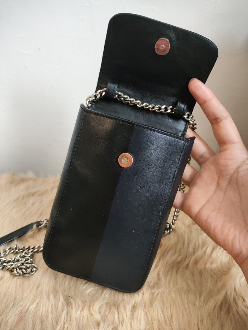 Authentic Kate Spade Nicola flap cp sling (Category: Cross-body Bags) located in Rizal. Submitted by hsiri1128 (Listing ID 1460402433, Image 2). Description: 💯✔️Legit CONDITION : 8/10 ISSUE / FLAWS : None. Normal signs of use only MATERIAL : Genuine satchel leather w/ silver hardwares DETAILS : Fit cp up to 6.7". structured leather with chain strap..