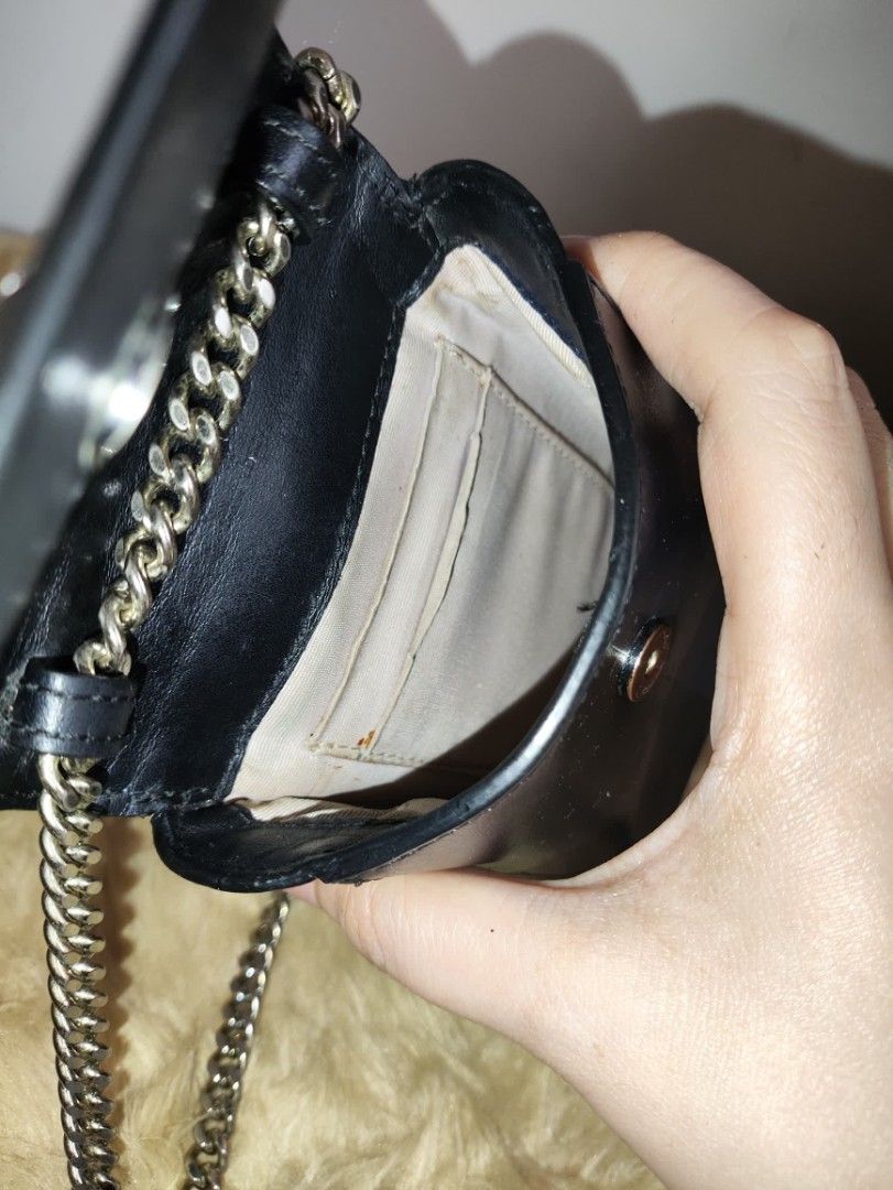 Authentic Kate Spade Nicola flap cp sling (Category: Cross-body Bags) located in Rizal. Submitted by hsiri1128 (Listing ID 1460402433, Image 3). Description: 💯✔️Legit CONDITION : 8/10 ISSUE / FLAWS : None. Normal signs of use only MATERIAL : Genuine satchel leather w/ silver hardwares DETAILS : Fit cp up to 6.7". structured leather with chain strap..