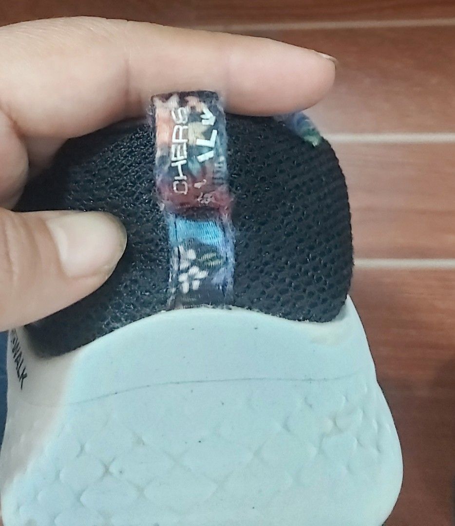Authentic Sketchers Floral Design GOWALK (Category: Sneakers) located in Iloilo. Submitted by manierose94193 (Listing ID 1460349777, Image 3). Description: Original US 7 or 24cm In very good condition..