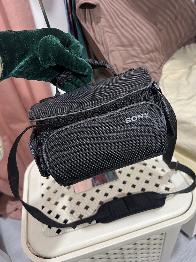 authentic sony small camera bag (unisex) (Category: Camera Bags & Carriers) located in Baguio. Submitted by mercedeshermosamoran (Listing ID 1460484709, Image 1). Description: l- 16 cm w- 21 cm super ganda/ cute sturdy like new/ no flaws .
