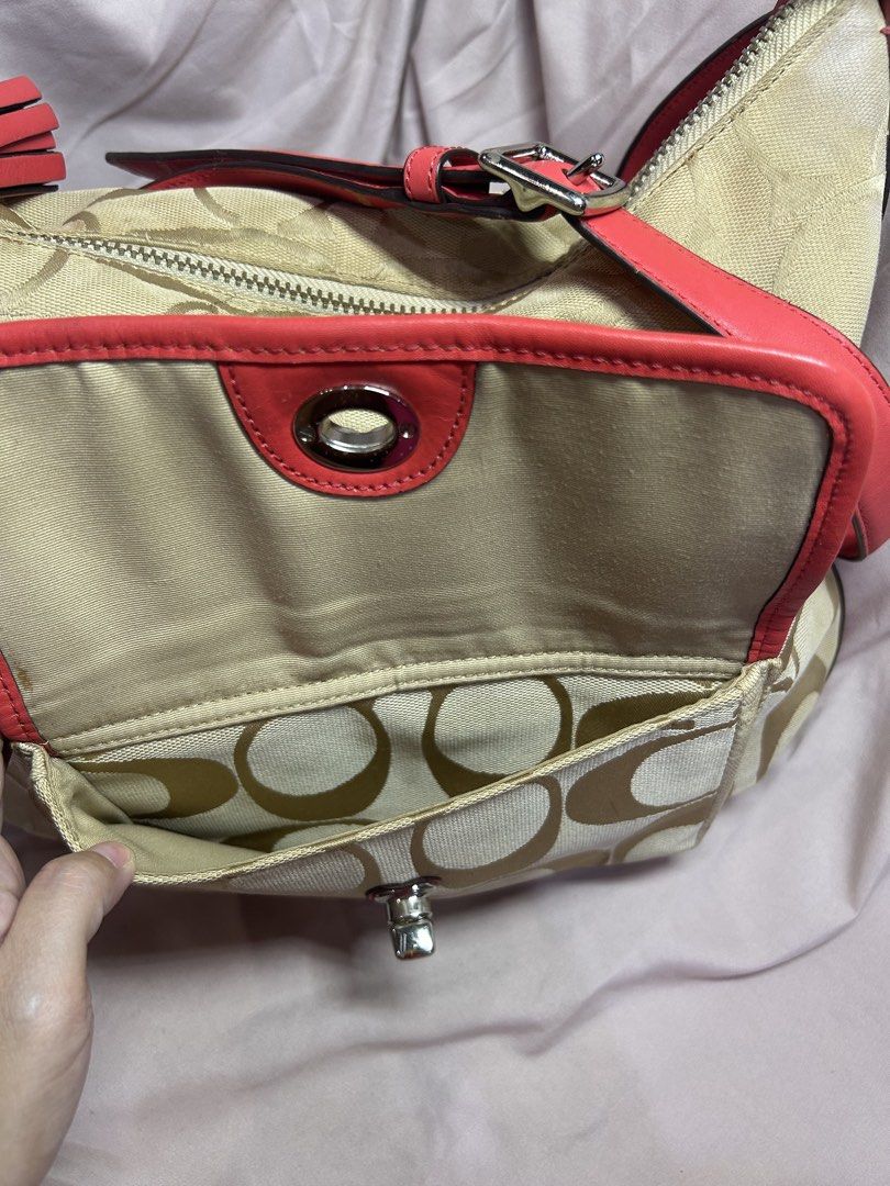 AUTHENTIC Two way COACH (Category: Cross-body Bags) located in Santa Cruz, Pampanga. Submitted by nikki.tan444 (Listing ID 1460450635, Image 3). Description: Two way Coach Canvas Bag Adjustable Sling, Can use as Shoulder or Crossbody READY TO SHIP.