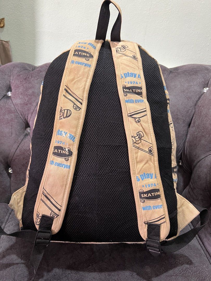 Backpack (Category: Backpacks) located in Tanah Merah. Submitted by nik.ibrahim_2420 (Listing ID 1460493732, Image 3). Description: Kondisi cantik Berminat blh pm.