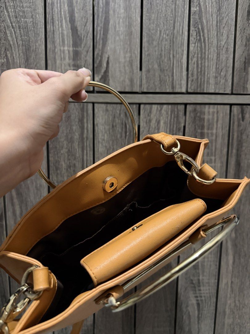 Bag for women from japan (Category: Shoulder Bags) located in Batangas. Submitted by blessed.alexx (Listing ID 1460343670, Image 3). Description: Twice lang po nagamit From japan Sobra ganda ng quality 800 pesos only po.