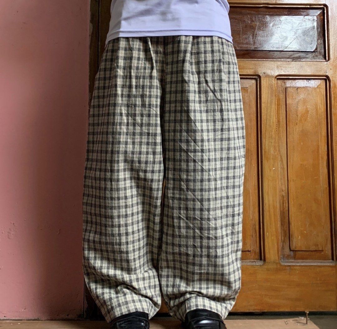 KHAKI BAGGY PLAID JEANS (Category: Jeans) located in Cabuyao City. Submitted by sweethriftph (Listing ID 1460411261, Image 2). Description: ⭐️ 27-29 W 28-29 L 39 ⭐️ No issue 📍 Cabuyao, Laguna 🚚 JNT or Lalamove.