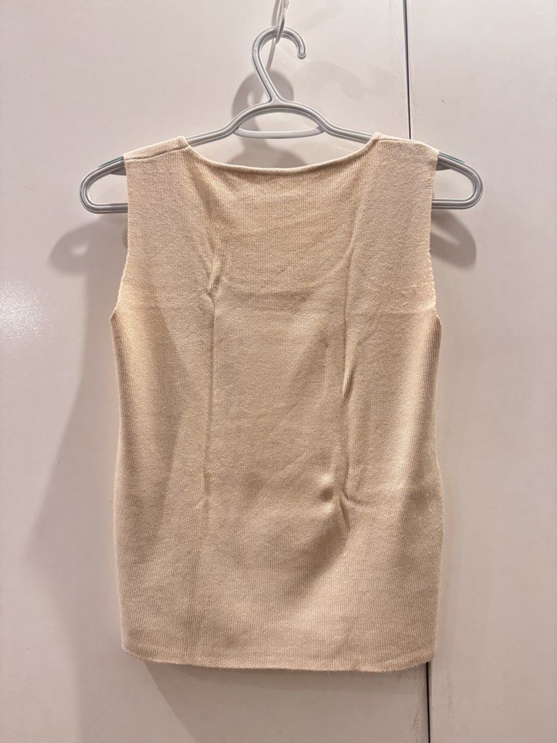 Beige Sleeveless Ribbed Top (Category: Sleeveless) located in Quezon City. Submitted by peyapicks (Listing ID 1460349009, Image 3). Description: ⭐️ Stretchy material ⭐️ Fits S-M 💳 MOP: GCash.