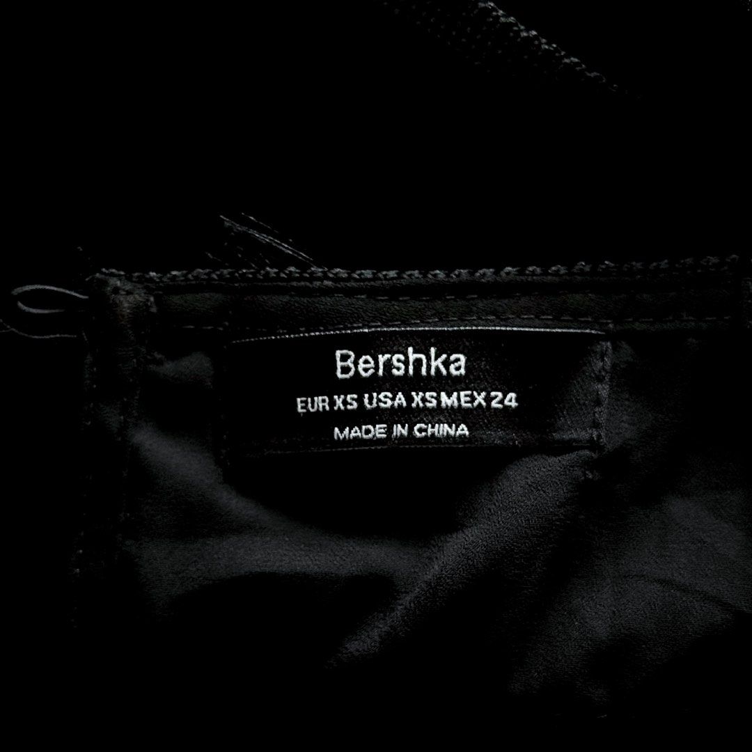 Bershka Fringe Top (Category: Others Tops) located in Antipolo. Submitted by rosywardrobe (Listing ID 1460496655, Image 2). Description: 🎀 MAKE READING A HABIT 🎀 • No order form, no reservation! • Strictly 1 day reservation • Payment first before order processing • No return, No exchange • Don’t make an offer if you’re not 100% sure • No shipping every weekends — PAYMENT CHANNELS — • GCash • Gotyme • Maya • BDO • BPI • Unionbank — DELIVERY METH
