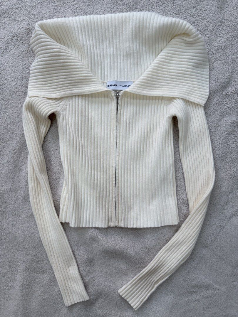 bershka long sleeve (Category: Longsleeves) located in Manila. Submitted by i400ayla (Listing ID 1460331141, Image 1). Description: .