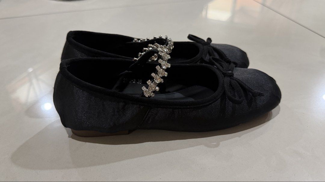 Black Ballet Flats (Category: Flats & Sandals) located in Quezon City. Submitted by eavie.ong (Listing ID 1460379827, Image 2). Description: .