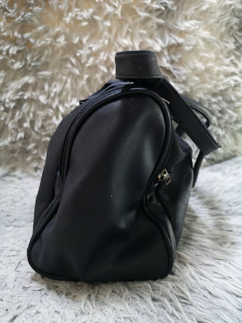 Black Boston Leather Hand & Sling Bag (Category: Cross-body Bags) located in Santa Cruz. Submitted by jmy_surplus.2 (Listing ID 1460457277, Image 2). Description: Size ; L - 9 W - 10 Color ; Black Type ; Hand & Sling Bag Brand ; No brand Material ; Leather Style ; Black leather Hand & Sling Bag LR 173 JMY 5 Batch #218.