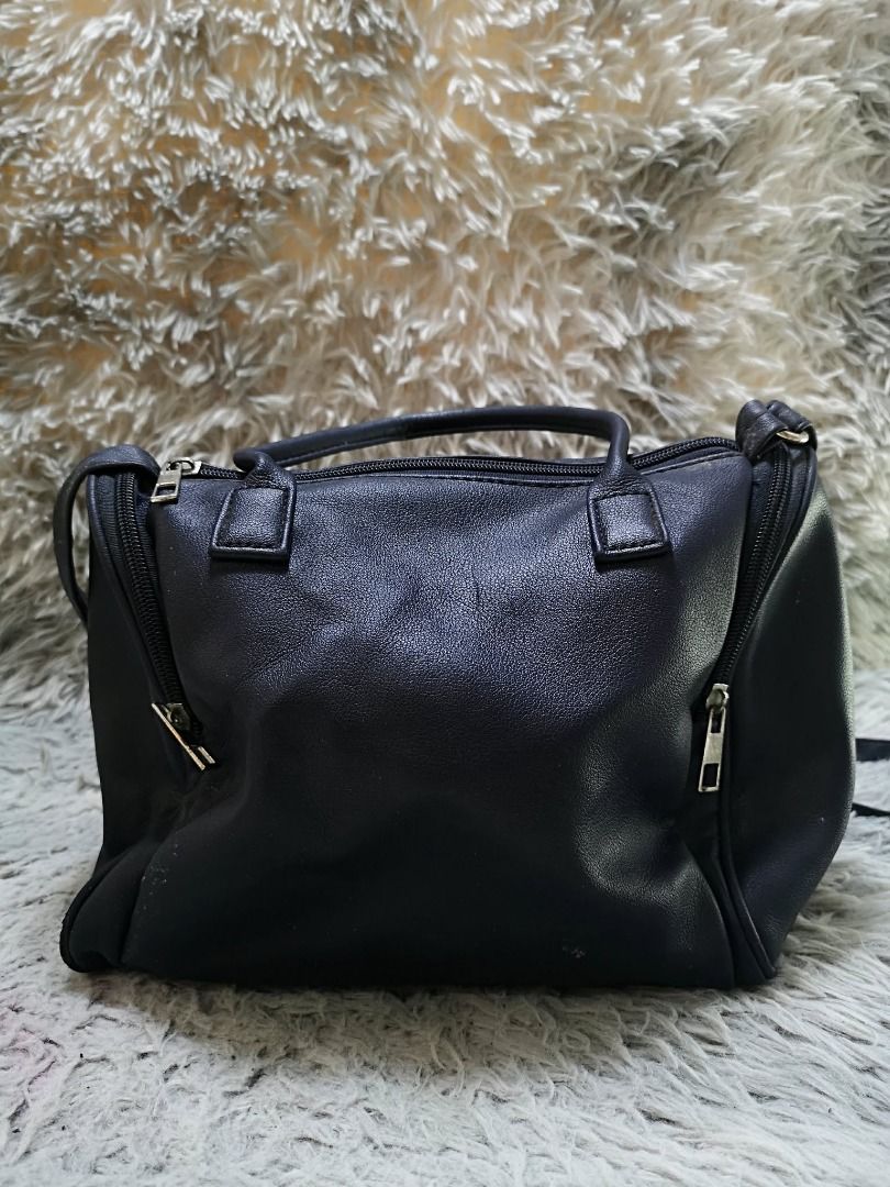 Black Boston Leather Hand & Sling Bag (Category: Cross-body Bags) located in Santa Cruz. Submitted by jmy_surplus.2 (Listing ID 1460457277, Image 1). Description: Size ; L - 9 W - 10 Color ; Black Type ; Hand & Sling Bag Brand ; No brand Material ; Leather Style ; Black leather Hand & Sling Bag LR 173 JMY 5 Batch #218.