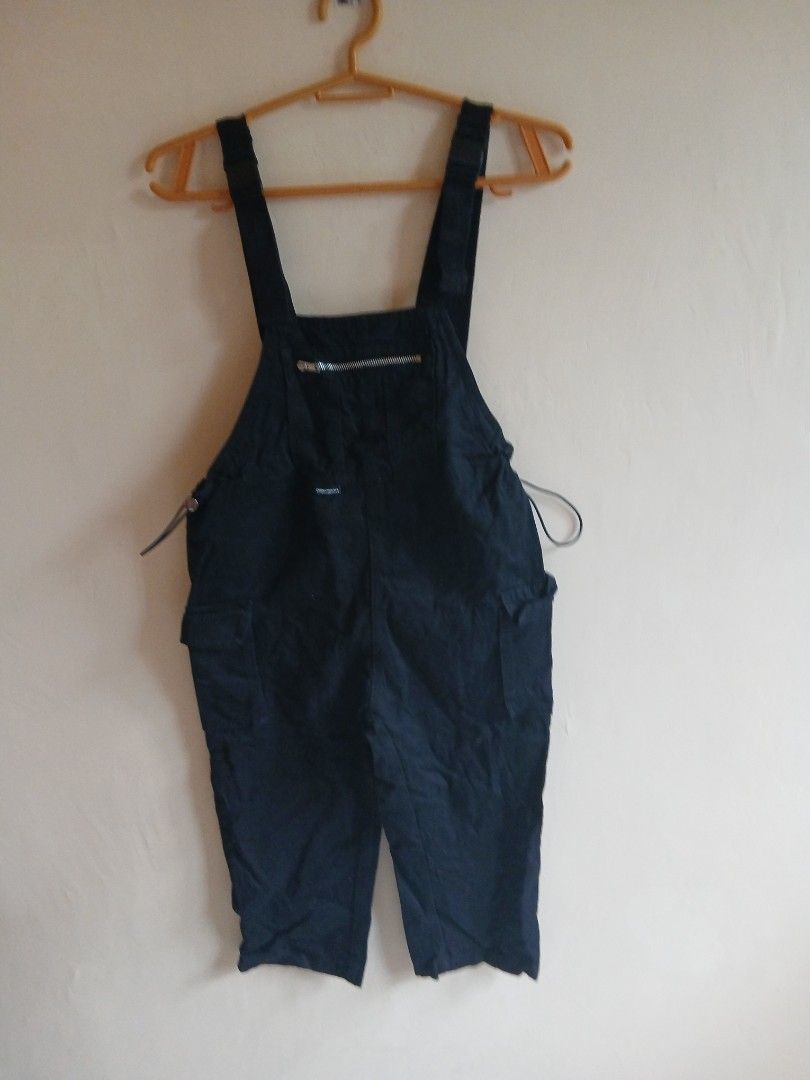 Black Cargo Overalls (Category: Jumpsuits) located in Tayabas. Submitted by ahrcelllego (Listing ID 1460320044, Image 1). Description: - Black overalls with cargo pockets - Front zipper closure - Adjustable straps - Drawstring waist for a comfortable fit - Ideal for casual wear and effortless styling.