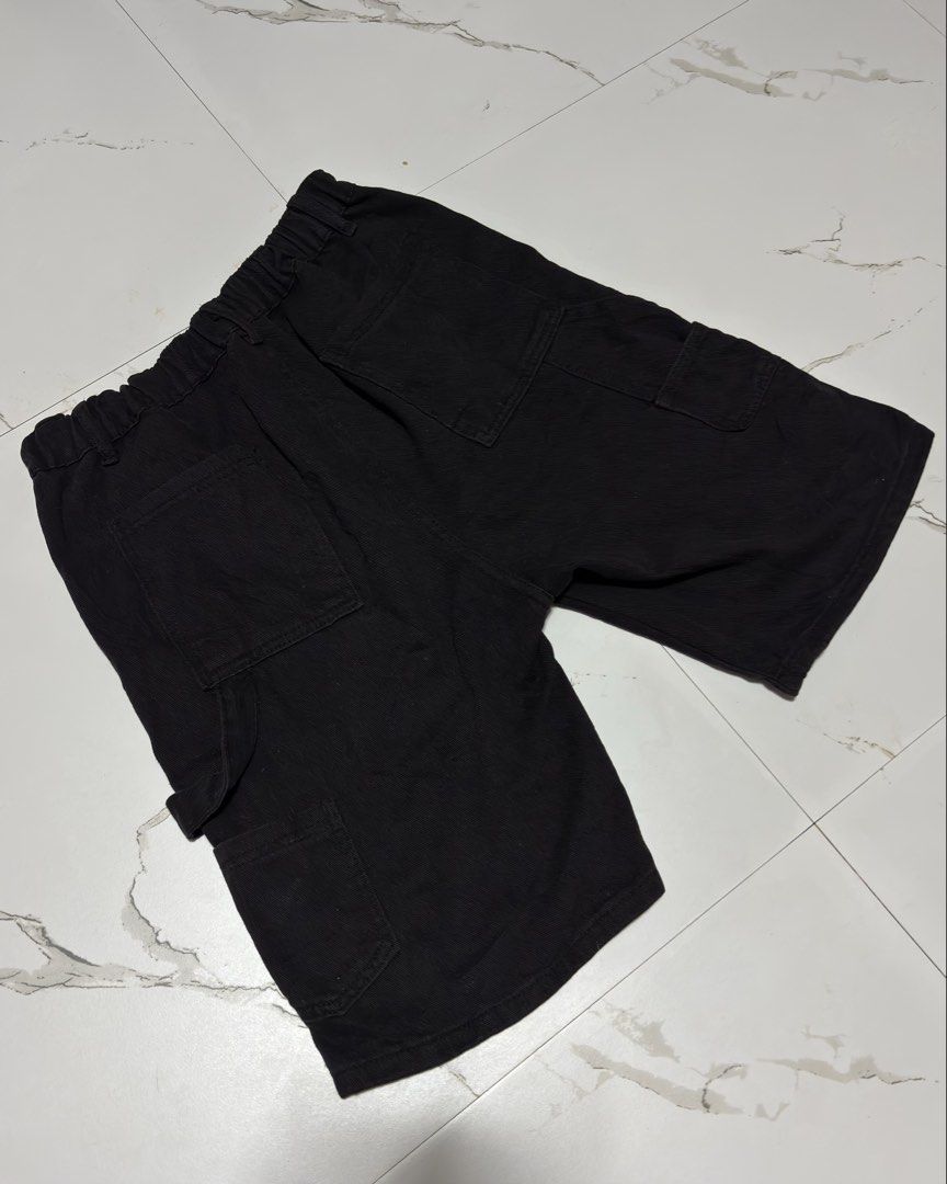 Black Carpenter Shorts (Category: Shorts) located in Caloocan City. Submitted by nlubon (Listing ID 1460429161, Image 2). Description: Size 30-33 Length 21.