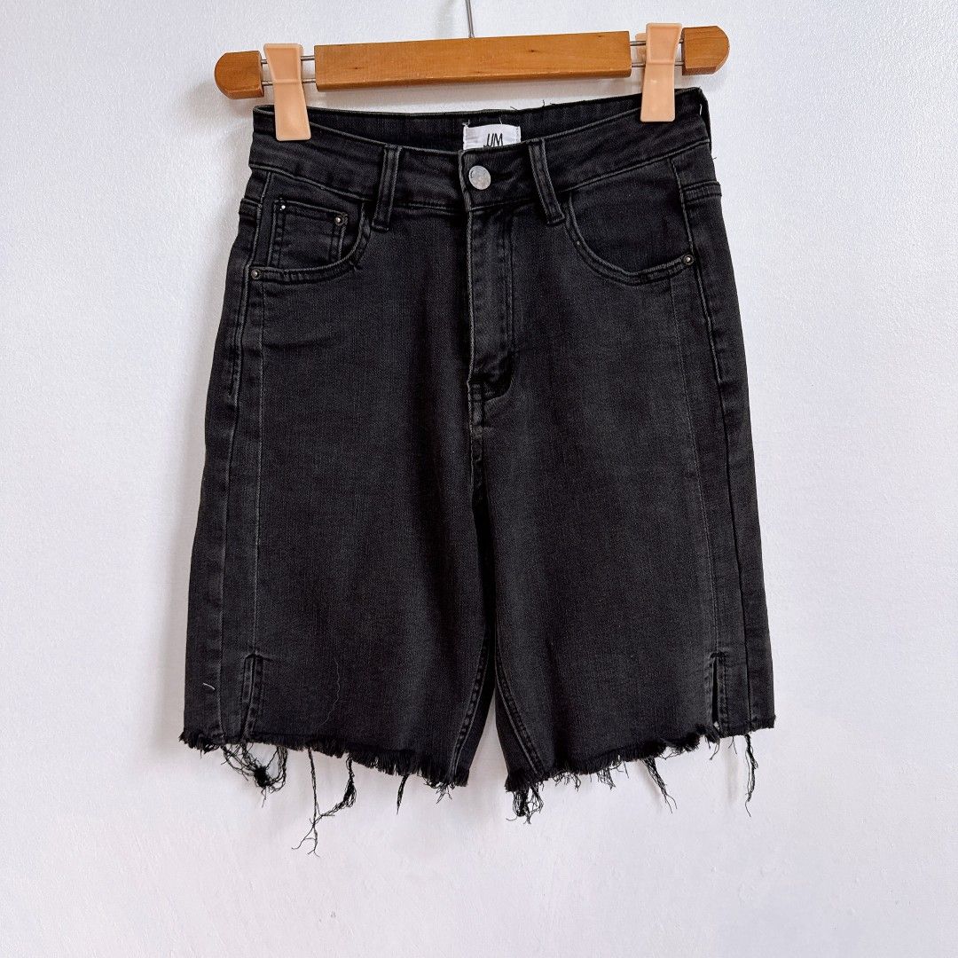 Black Denim Bermuda Shorts (Category: Shorts) located in Manila. Submitted by withlovesam (Listing ID 1460366483, Image 1). Description: .