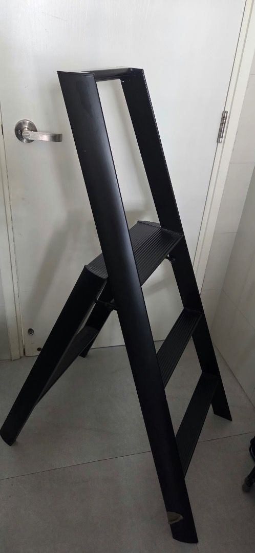 Black Folding Step Ladder Metal （分類：梯）位於 Hong Kong。 由 brightbear_156b78 提交（商品編號 1460383663，圖片 1）。簡介： Selling a black metal folding step ladder. It has 3 steps. Easy to fold and store away. Great for home use. I have extra wooden ladders as well to give away for free as well. Please arrange transport. 。