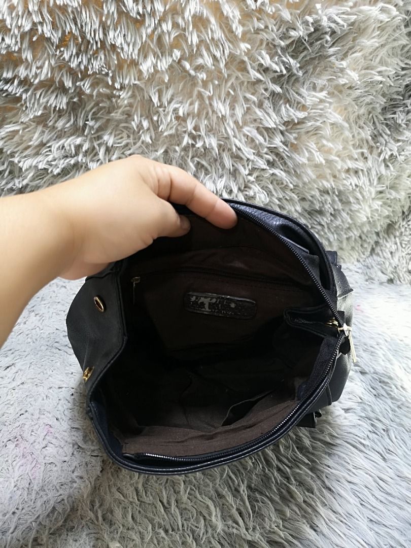 Black leather Backpack Bag (Category: Backpacks) located in Santa Cruz. Submitted by jmy_surplus.2 (Listing ID 1460454105, Image 3). Description: Size ; L - 14 W - 10.4 Color ; Black Type ; Backpack bag Brand ; No brand Material ; Leather Style ; Black leather Front Pockets Backpack bag LR 169 JMY 5 Batch #218.