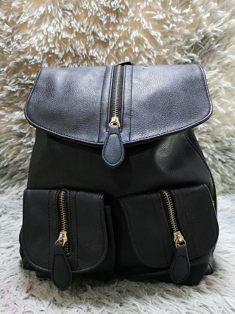 Black leather Backpack Bag (Category: Backpacks) located in Santa Cruz. Submitted by jmy_surplus.2 (Listing ID 1460454105, Image 1). Description: Size ; L - 14 W - 10.4 Color ; Black Type ; Backpack bag Brand ; No brand Material ; Leather Style ; Black leather Front Pockets Backpack bag LR 169 JMY 5 Batch #218.