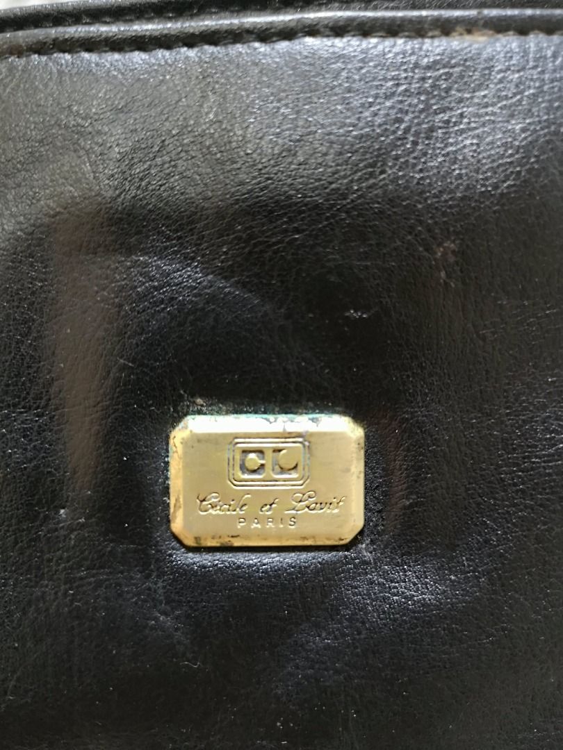 Black leather Gold Tone Accent Shoulder Bag (Category: Shoulder Bags) located in Santa Cruz. Submitted by jmy_surplus.2 (Listing ID 1460456421, Image 3). Description: Size ; L - 9 W - 13 Color ; Black Type ; Shoulder Bag Brand ; No brand Material ; Leather Style ; Black Leather Shoulder bag LR 173 JMY 5 Batch #218.