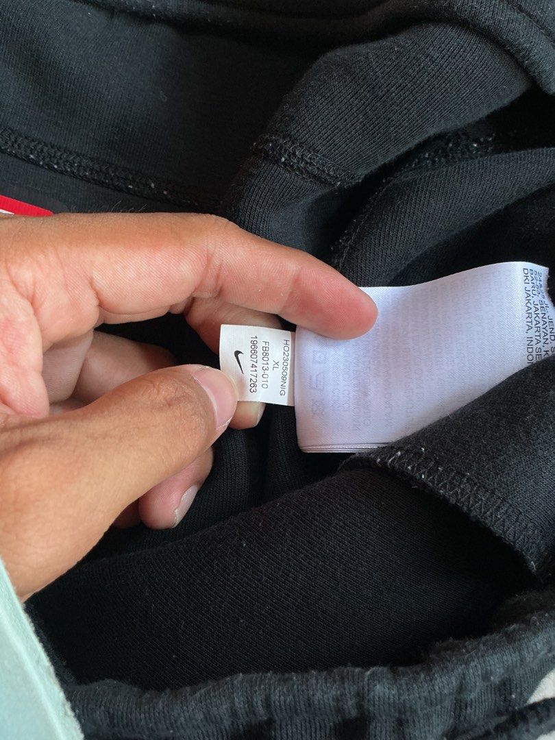 Black Nike Tech Pants (Category: Activewear) located in Binan City. Submitted by findnavi (Listing ID 1460390193, Image 3). Description: XL 32-40x40, Thigh 12.5, Opening 8 Excellent Condition.