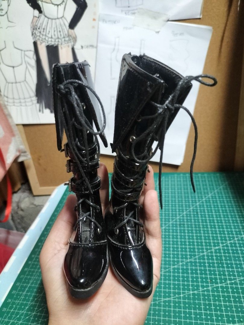 black boots for bjd (Category: Other Stationery & Craft) located in Taytay. Submitted by tina.bel.s (Listing ID 1460341172, Image 3). Description: bjd shoes for sale Price: 500+ shipping fee Never used sa doll ko, malaki kasi sya sa mature 1/4 scale Size: Outer sole Length- 8cm Width- 3cm Mop: Gcash, Maya or bank transfer Mod: J&T, Lalamove Location: Taytay,Rizal Pm me po for further info. Thank you.