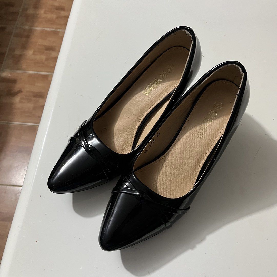 Black Patent Pointed Toe Heels (Category: Heels) located in Manila. Submitted by madfitzz (Listing ID 1460503348, Image 2). Description: - Classic black patent heels - Pointed toe design - Comfortable low heel (great for work or going out) - Easy to pair with any outfit - Size: 39.
