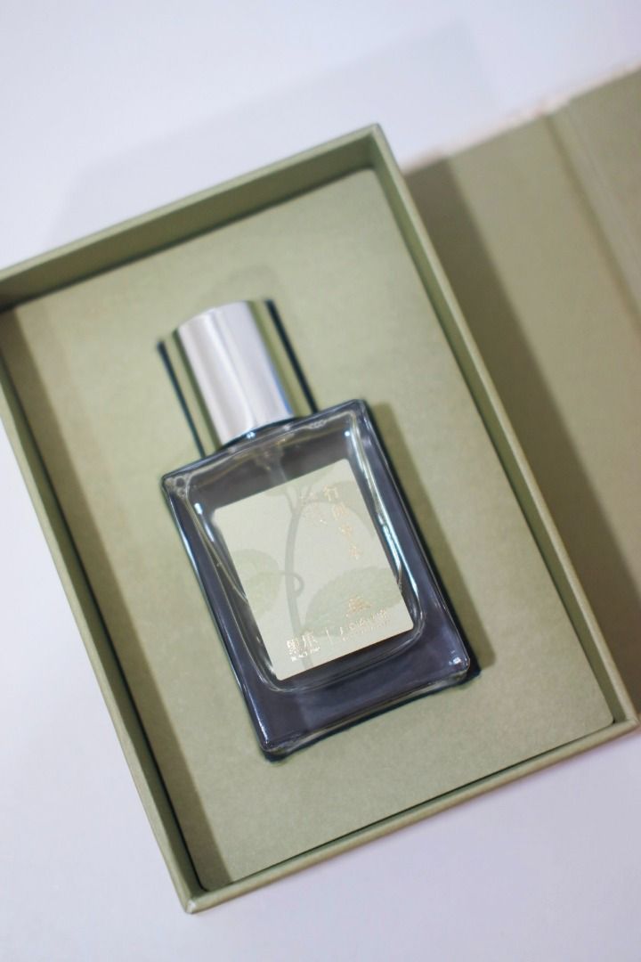 Black Paw Catnip Fresh Herb Perfume 30ml (Category: Fragrance & Deodorants) located in Quezon City. Submitted by catmomma (Listing ID 1460391076, Image 3). Description: Spring always feels too fleeting. The flowers bloom, young leaves unfurl, and the air fills with the scent of fresh herbs and green woods. As nature awakens, every breath feels brighter, every moment more alive. This fragrance captures that first day of spring. Crisp citrus, cool 