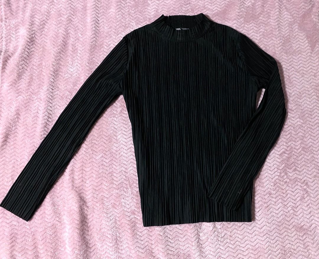 Black Pleated Mock neck longsleeve top (Category: Longsleeves) located in Manila. Submitted by diorellecoeur_xxx02 (Listing ID 1460496105, Image 1). Description: .