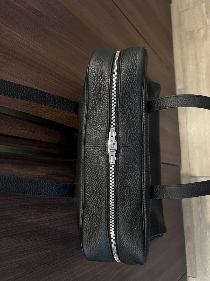 Black shoulder bag (Category: Shoulder Bags) located in Pasig City. Submitted by 2etal (Listing ID 1460366548, Image 2). Description: .