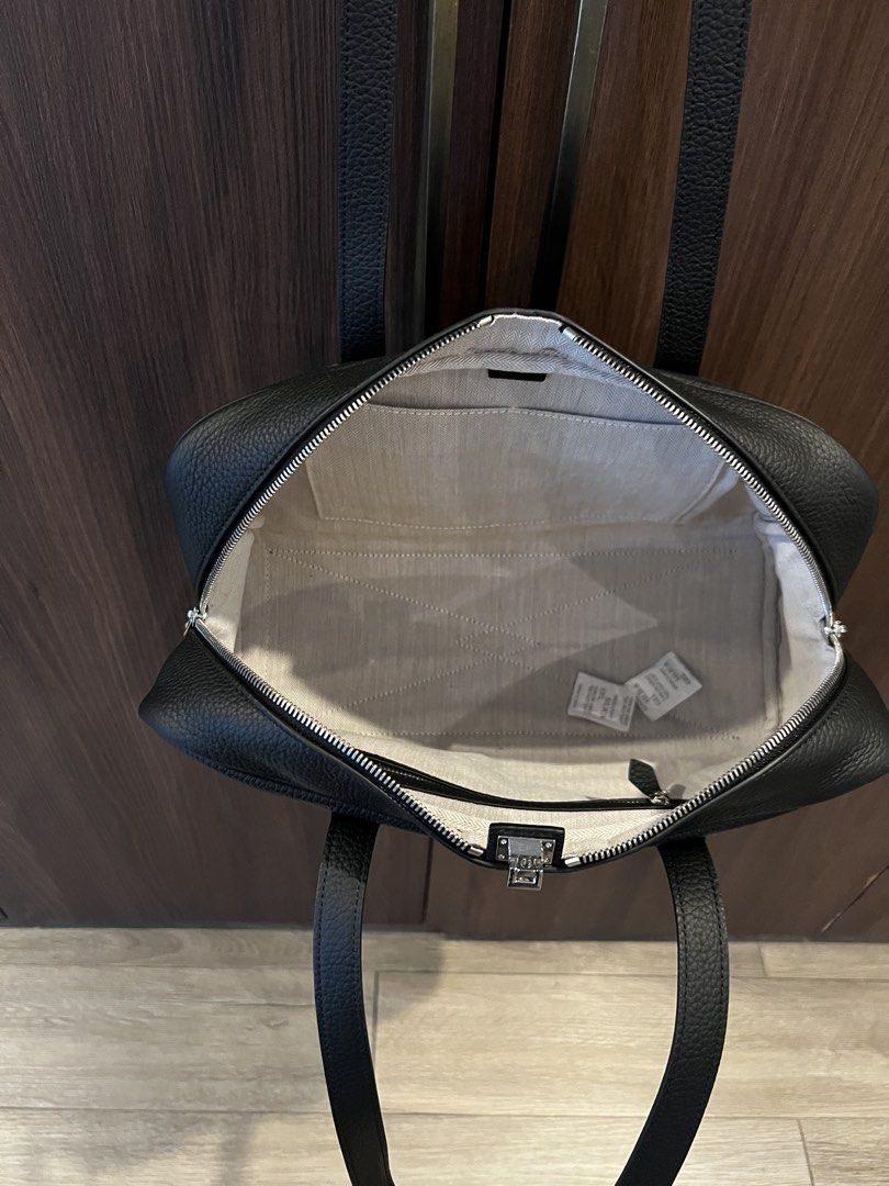 Black shoulder bag (Category: Shoulder Bags) located in Pasig City. Submitted by 2etal (Listing ID 1460366548, Image 3). Description: .