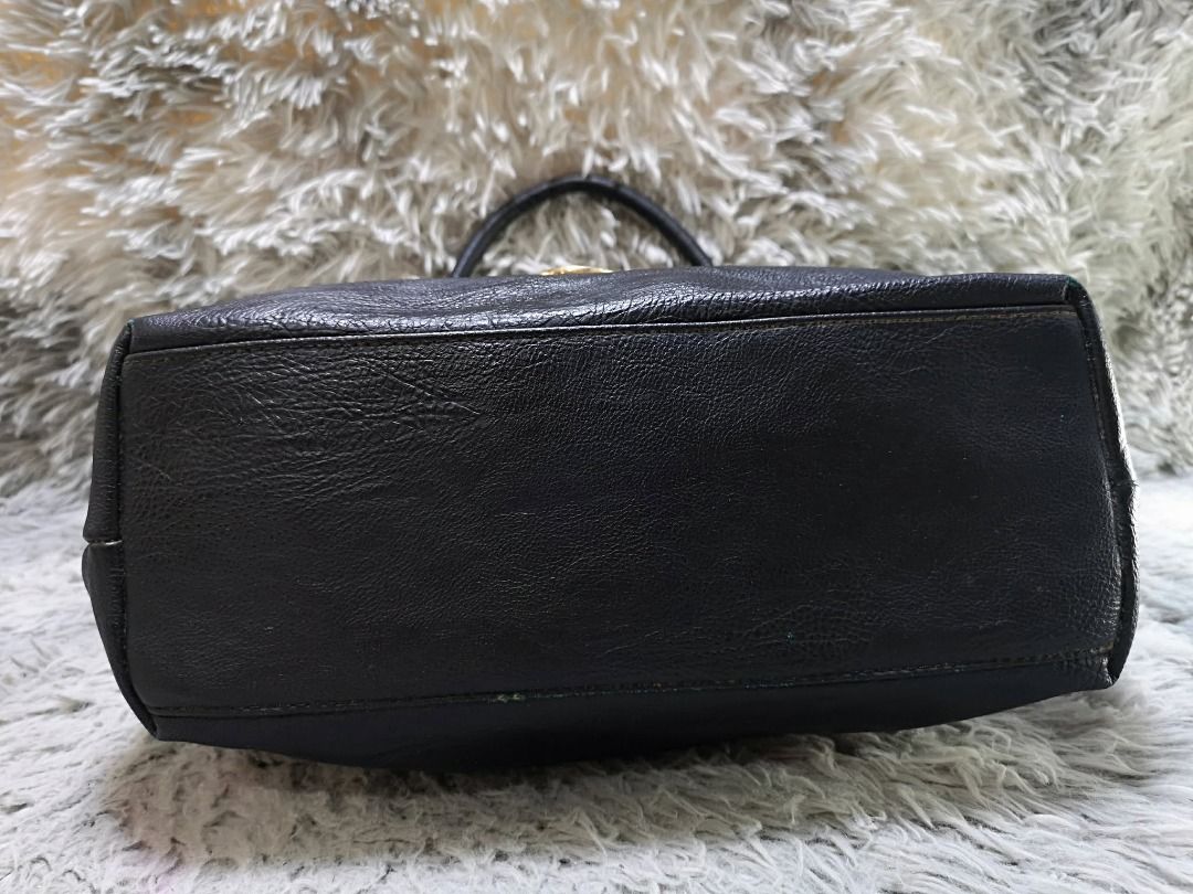 Black Shoulder bag With Rear Pocket (Category: Shoulder Bags) located in Santa Cruz. Submitted by jmy_surplus.2 (Listing ID 1460454258, Image 3). Description: Size ; L - 11 W - 16 Color ; Black Type ; Shoulder bag Brand ; No brand Material ; Leather Style ; Black leather Zipper Closure Shoulder bag LR 169 JMY 5 Batch #218.