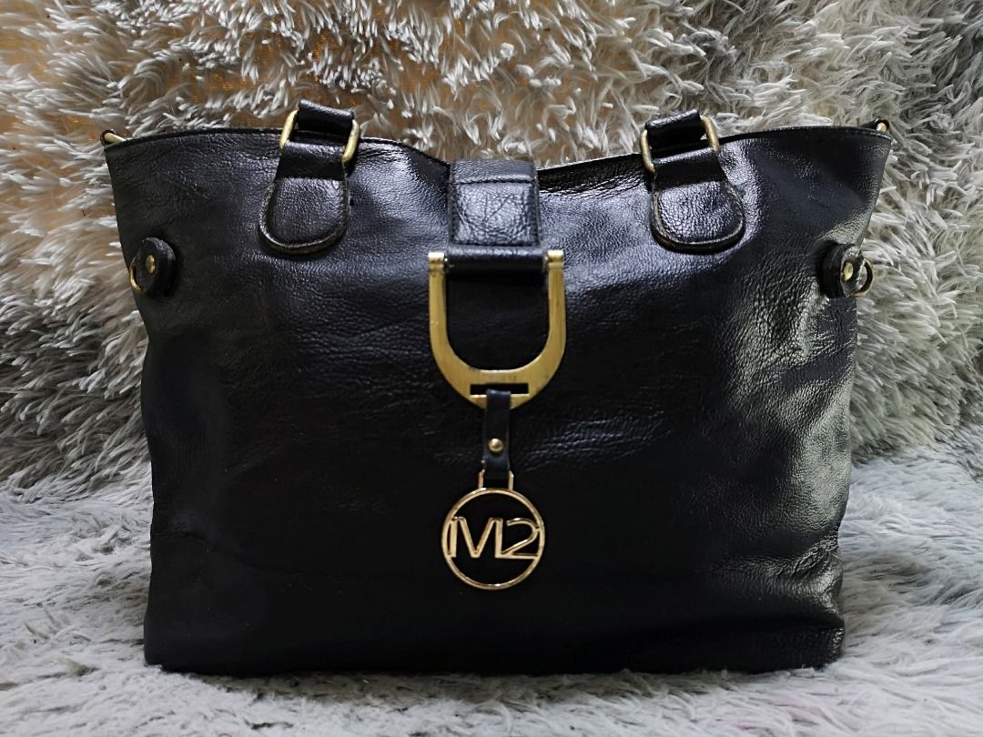 Black Shoulder bag With Rear Pocket (Category: Shoulder Bags) located in Santa Cruz. Submitted by jmy_surplus.2 (Listing ID 1460454258, Image 1). Description: Size ; L - 11 W - 16 Color ; Black Type ; Shoulder bag Brand ; No brand Material ; Leather Style ; Black leather Zipper Closure Shoulder bag LR 169 JMY 5 Batch #218.