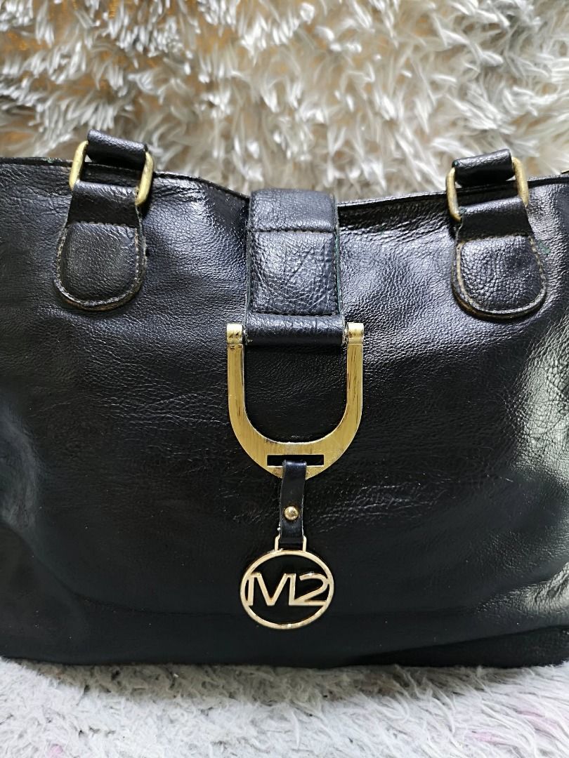 Black Shoulder bag With Rear Pocket (Category: Shoulder Bags) located in Santa Cruz. Submitted by jmy_surplus.2 (Listing ID 1460454258, Image 2). Description: Size ; L - 11 W - 16 Color ; Black Type ; Shoulder bag Brand ; No brand Material ; Leather Style ; Black leather Zipper Closure Shoulder bag LR 169 JMY 5 Batch #218.
