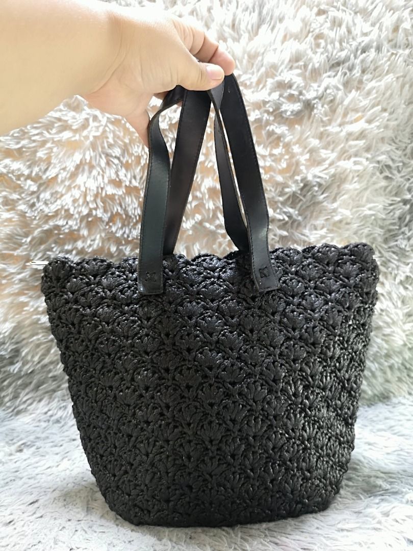Black Textured Bucket Hand Bag (Category: Purses & Pouches) located in Santa Cruz. Submitted by jmy_surplus.2 (Listing ID 1460449967, Image 2). Description: Size ; L - 12 W - 15 Color ; Black Type ; Hand bag Brand ; No brand Material ; Synthetic Style ; Black Bucket Hand Bag LR 169 JMY 5 Batch #218.