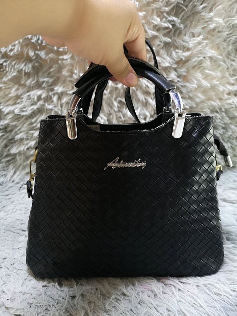 Black Woven leather Crossbody Bag (Category: Cross-body Bags) located in Santa Cruz. Submitted by jmy_surplus.2 (Listing ID 1460451890, Image 2). Description: Size ; L- 8 W - 10.5 Color ; Black Type ; Crossbody Bag Brand ; No brand Material ; Leather Style ; Black Magnetic Snap Crossbody Bag LR 169 JMY 5 Batch #218.