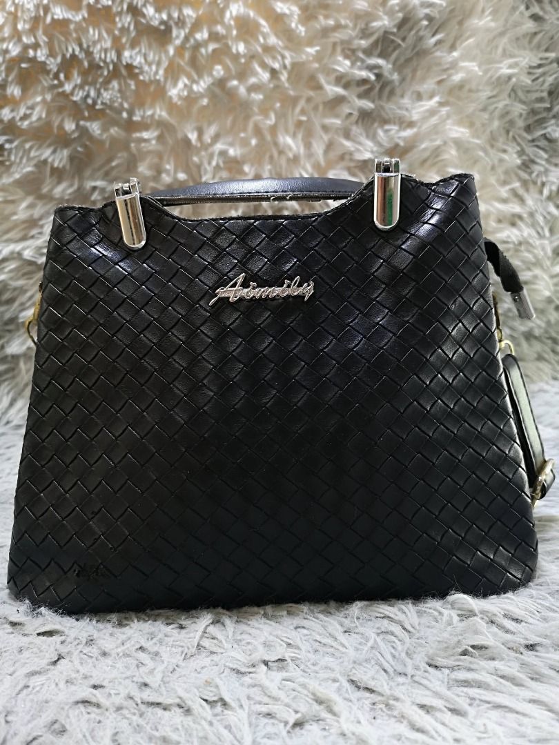 Black Woven leather Crossbody Bag (Category: Cross-body Bags) located in Santa Cruz. Submitted by jmy_surplus.2 (Listing ID 1460451890, Image 1). Description: Size ; L- 8 W - 10.5 Color ; Black Type ; Crossbody Bag Brand ; No brand Material ; Leather Style ; Black Magnetic Snap Crossbody Bag LR 169 JMY 5 Batch #218.