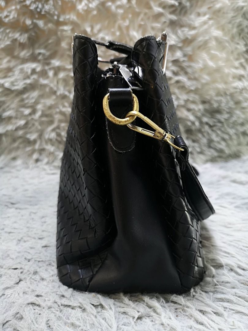 Black Woven leather Crossbody Bag (Category: Cross-body Bags) located in Santa Cruz. Submitted by jmy_surplus.2 (Listing ID 1460451890, Image 3). Description: Size ; L- 8 W - 10.5 Color ; Black Type ; Crossbody Bag Brand ; No brand Material ; Leather Style ; Black Magnetic Snap Crossbody Bag LR 169 JMY 5 Batch #218.
