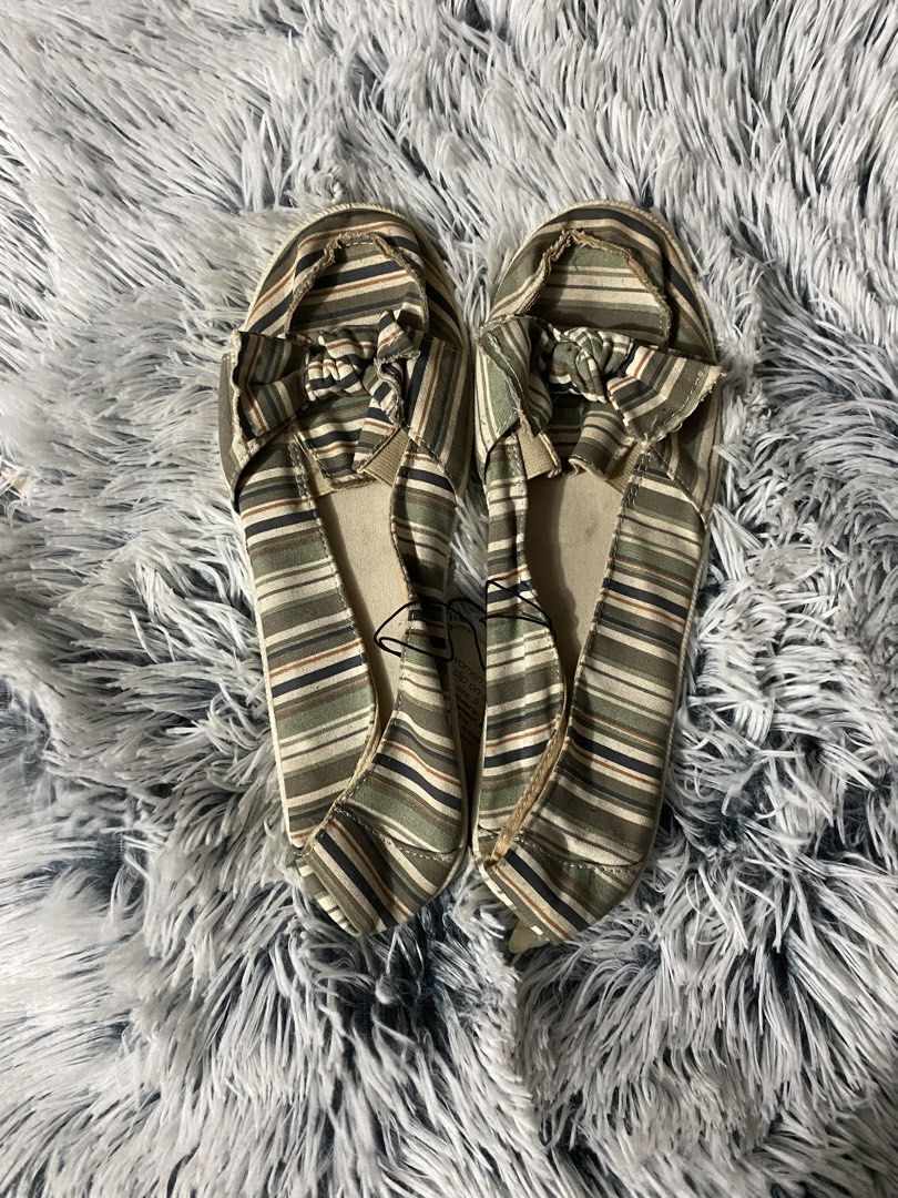 BN Canvas Slip On (Category: Flats & Sandals) located in Mandaluyong City. Submitted by aiztyle (Listing ID 1460322112, Image 1). Description: Brand NEW Women’s Canvas Slip On Shoes Size 9/10 Measurement: 11” SALE Php300.00 only.