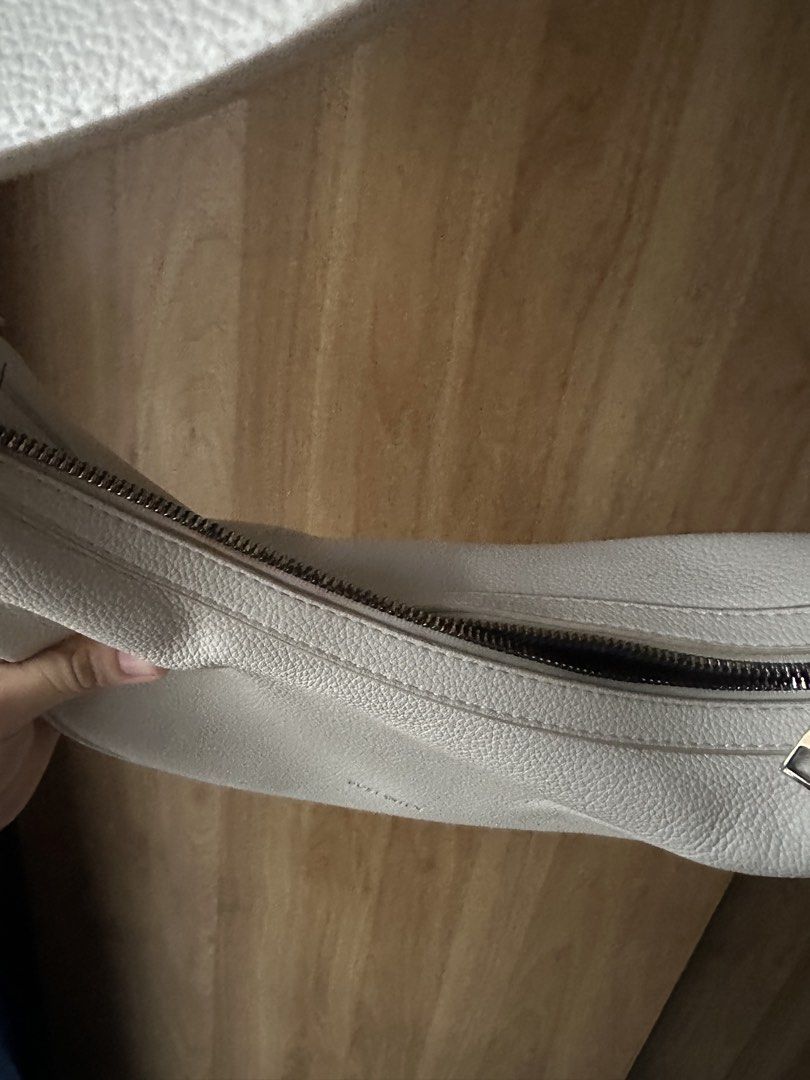 Bostanten White bag (Category: Shoulder Bags) located in Subic. Submitted by toocutetokeep (Listing ID 1460361815, Image 3). Description: RFS DECLUTTERING .