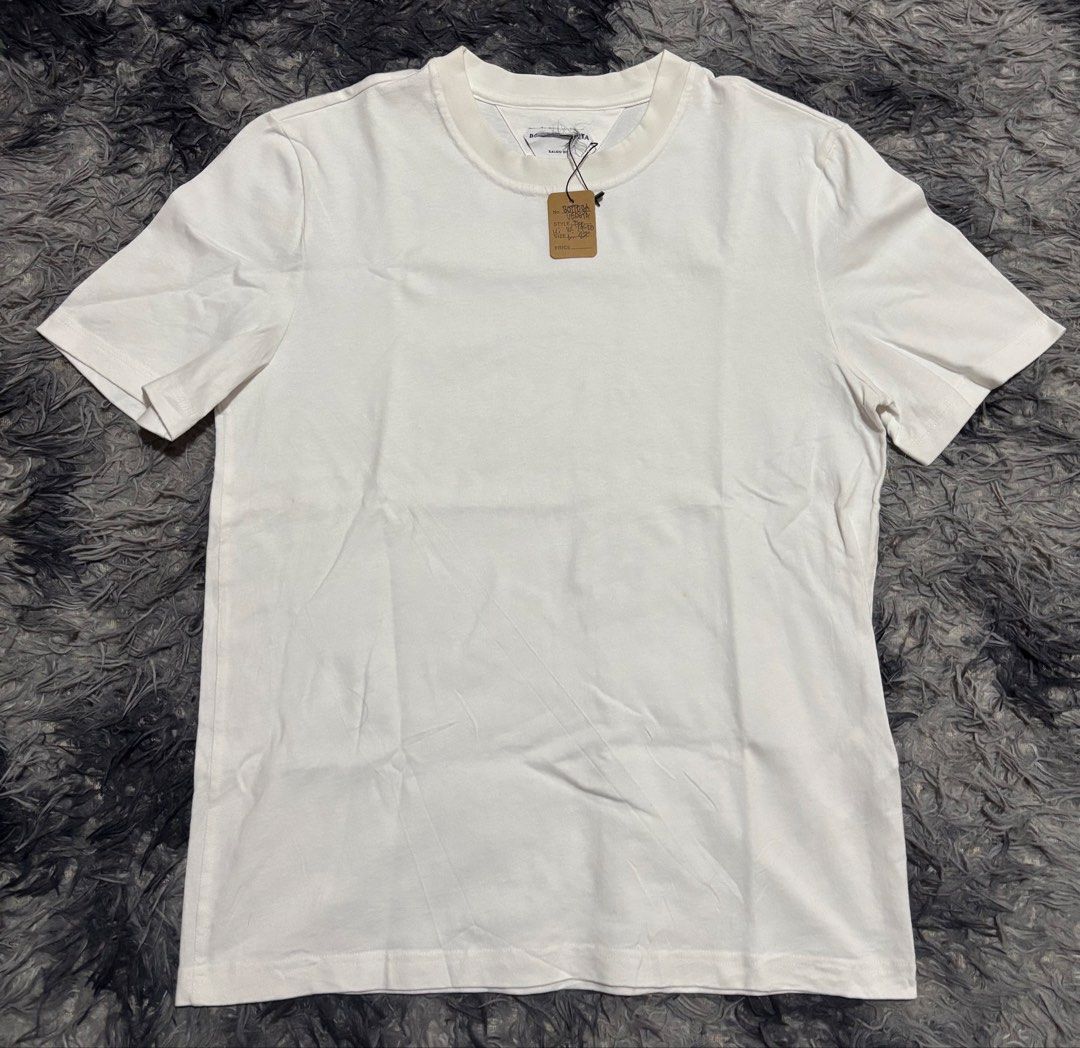 bottega veneta (Category: Luxury Apparel) located in Legazpi City. Submitted by thesource052 (Listing ID 1460489685, Image 1). Description: BOTTEGA VENETA Minimalist. MEDIUM May logo sa likod burda Width: 20” Length:27” Excellent condition Pm.